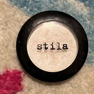 Still eyeshadow opal